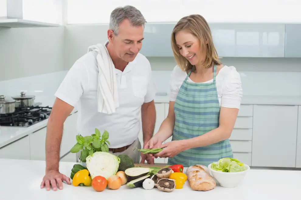 Pareja cocinando