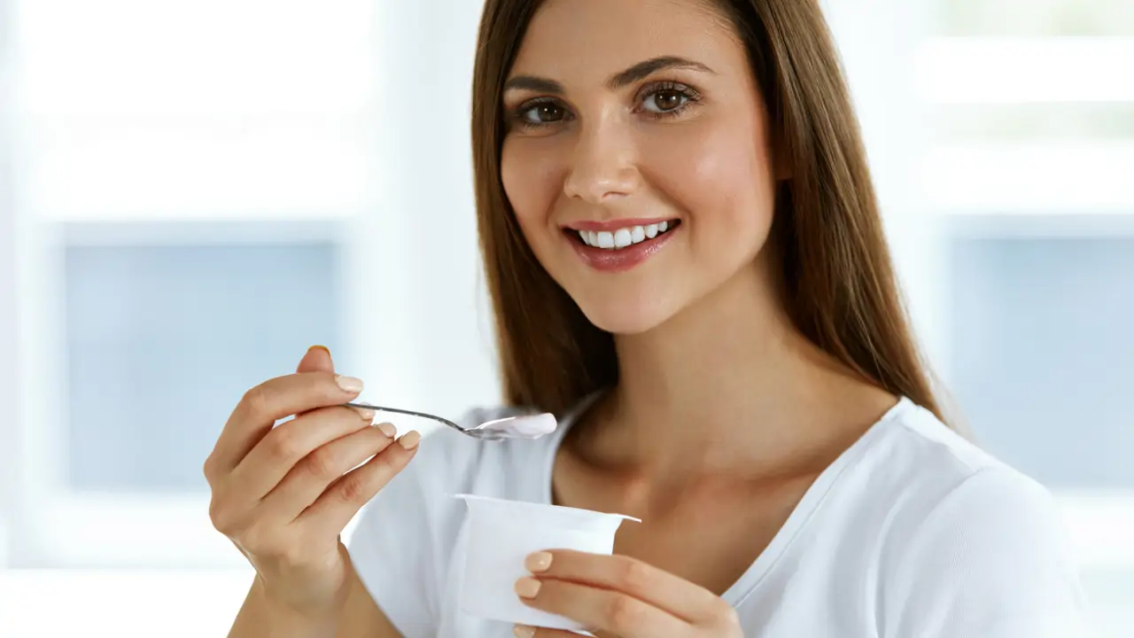 Mujer comiendo yogur