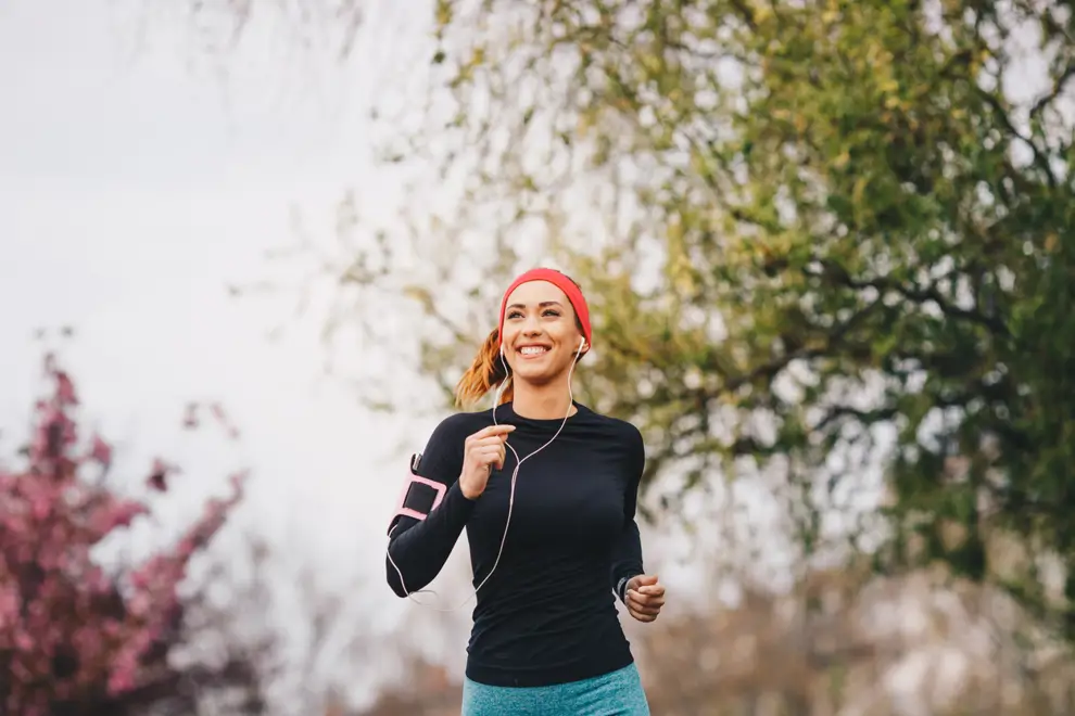 chica corriendo en invierno