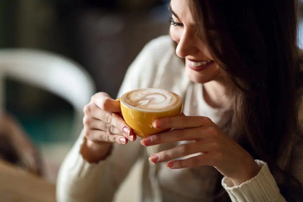 mujer con café