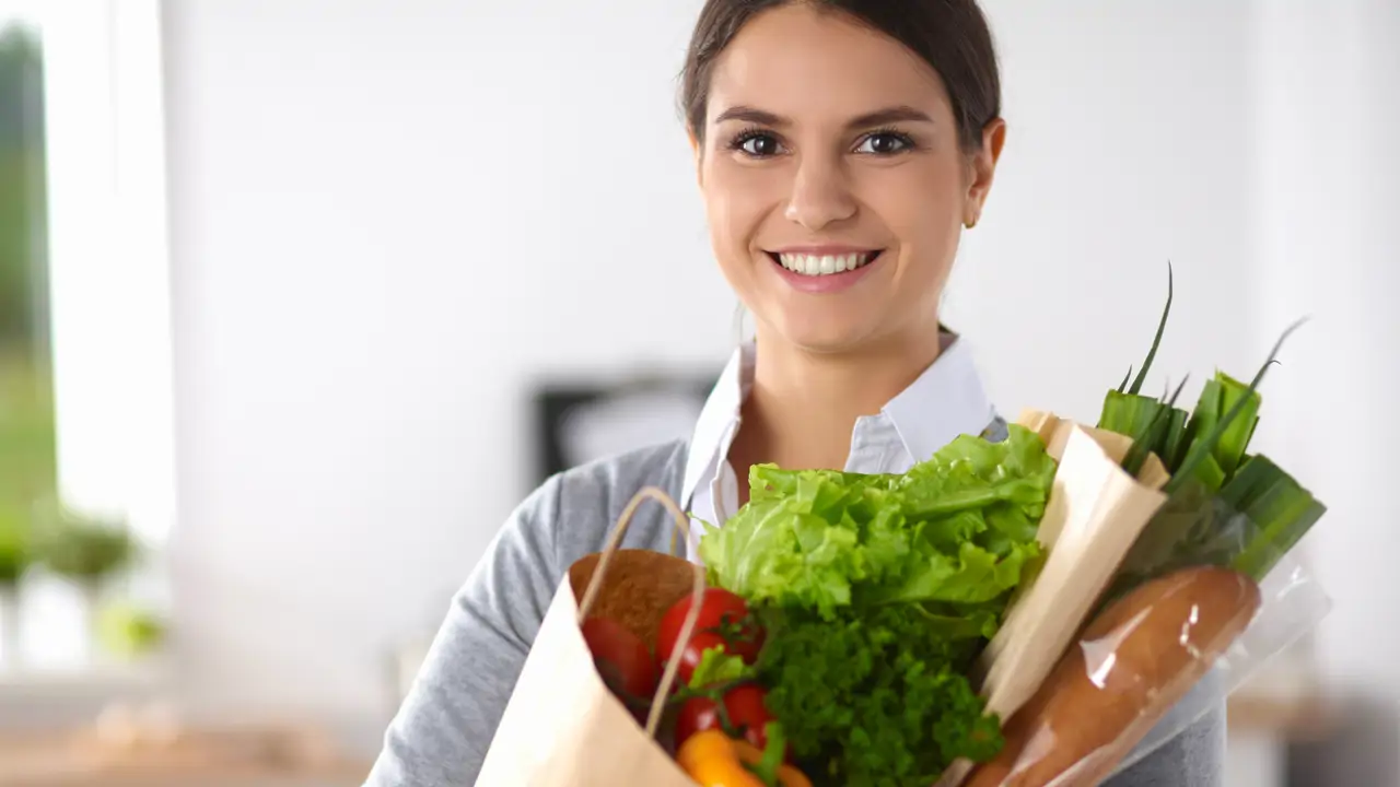 Mujer con bolsa de verduras