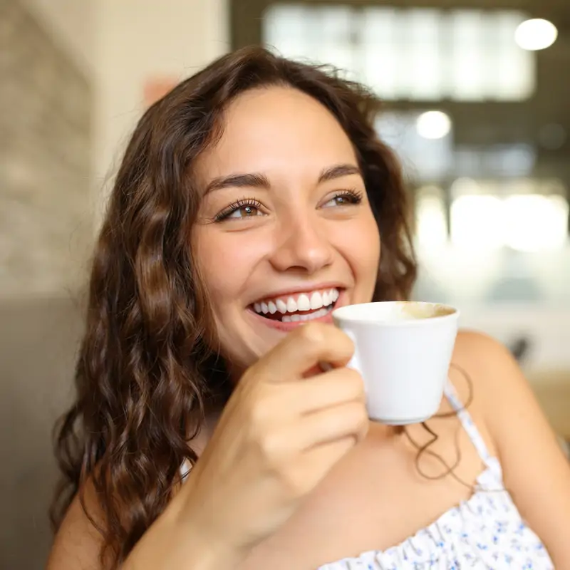 MUJER JOVEN TOMANADO CAFÉ