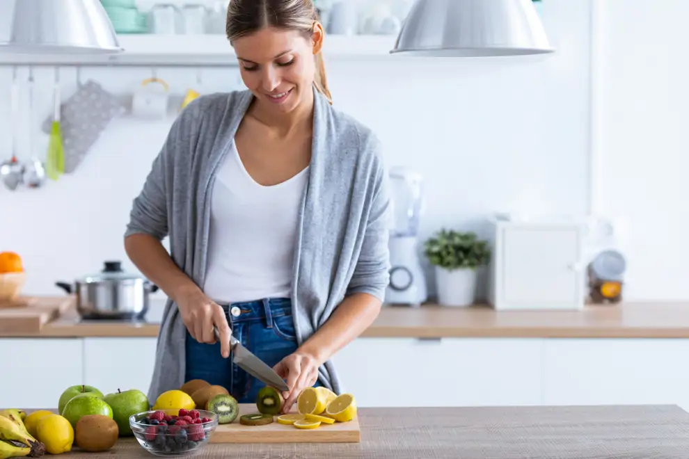 Mujer cortando frutas