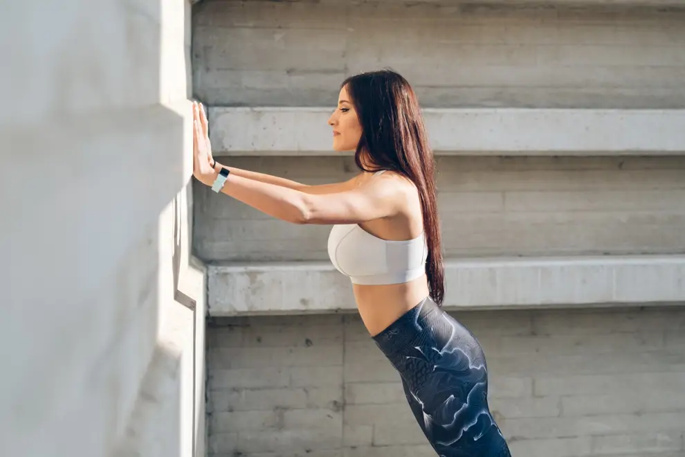 mujer ejercicio pared