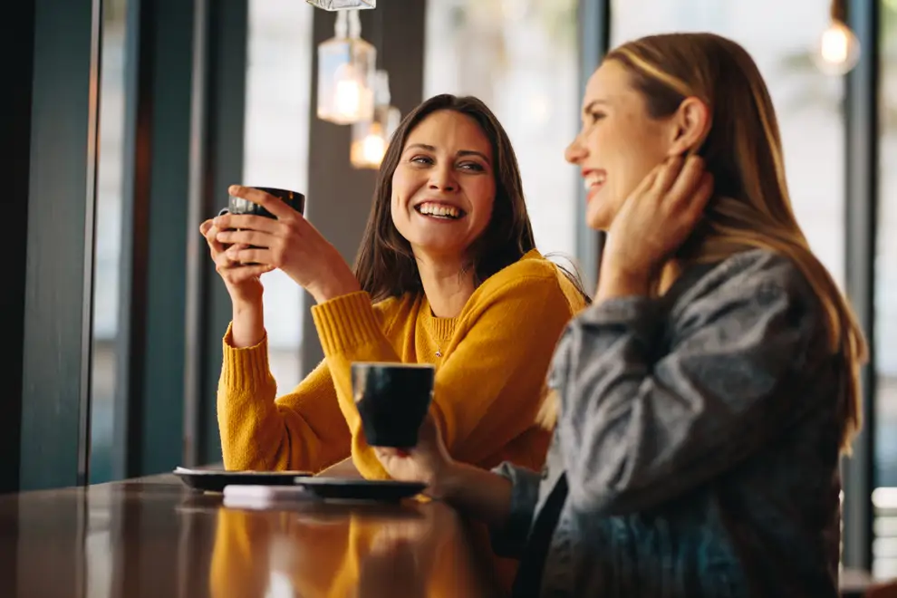 DOS AMIGAS SONRIENTES HABLANDO