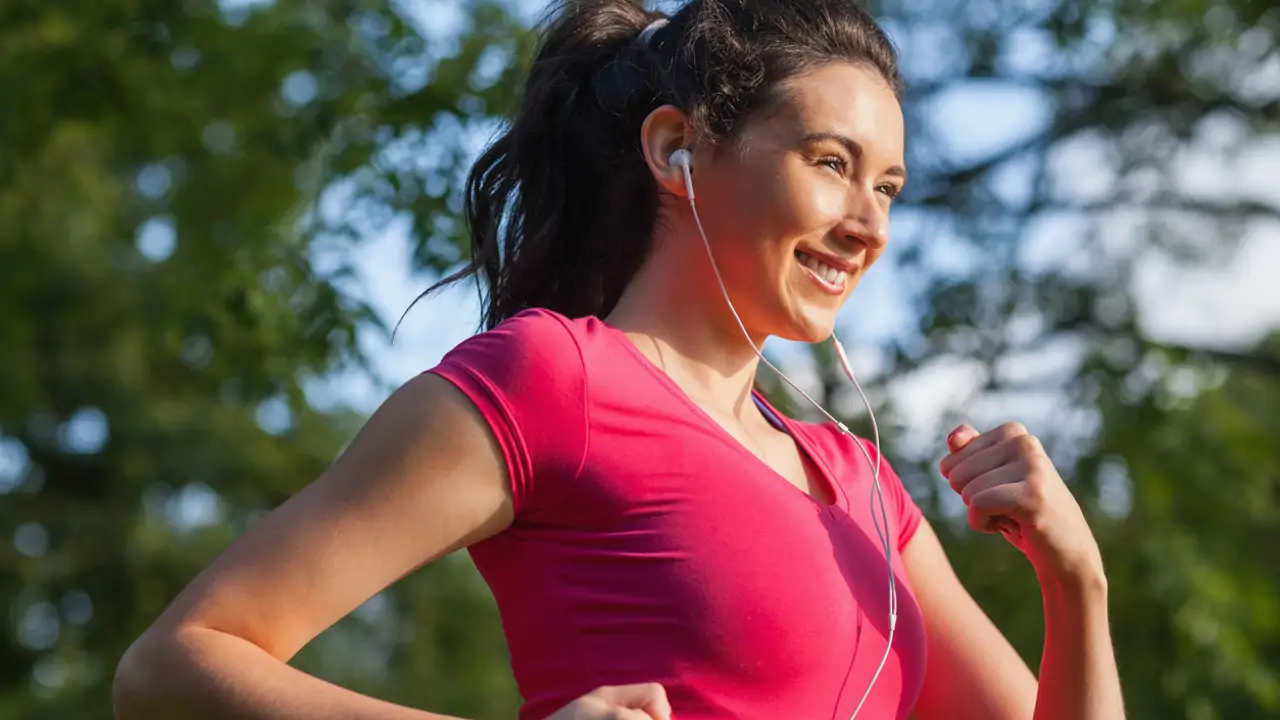 Cómo caminar para quemar grasa abdominal y perder peso: "Lo que importa es cuánto ejercicio haces, cuánta distancia caminas y cuántas calorías quemas"