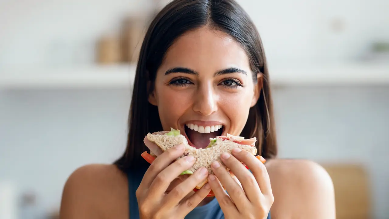 Mujer comiendo sandwich