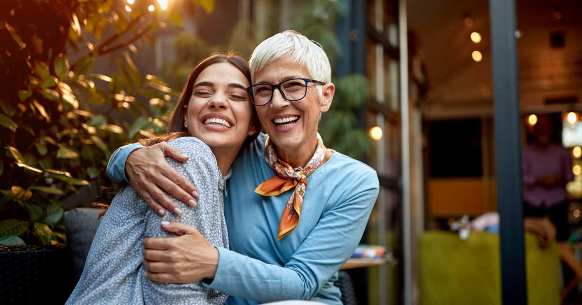 10 hábitos clave para alcanzar una vida plena y felicidad a los 65 años, según expertos en longevidad