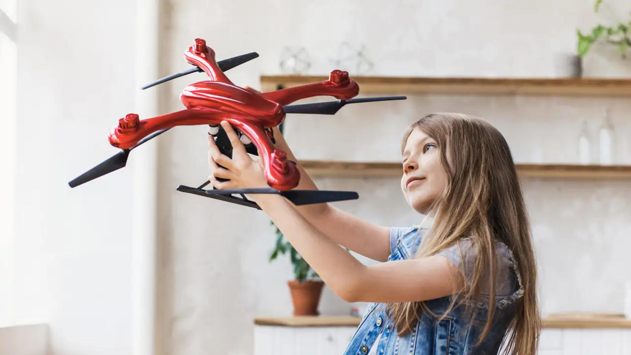 Niña con un dron