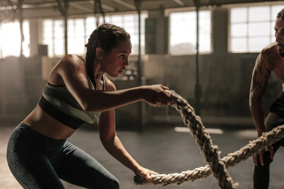 mujer entrena intenso