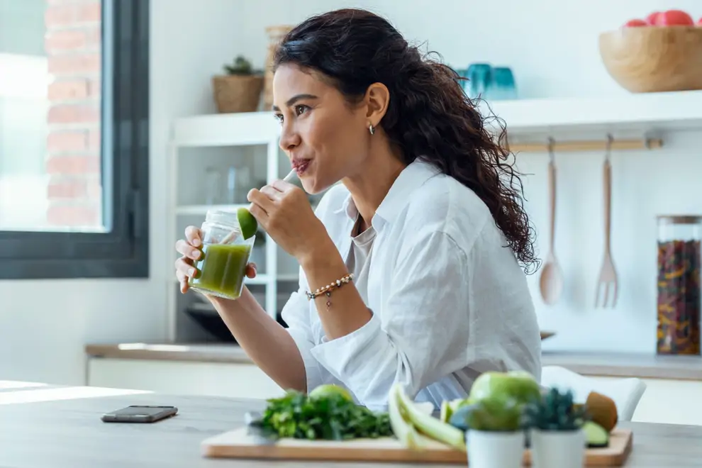 mujer a dieta tomando zumo