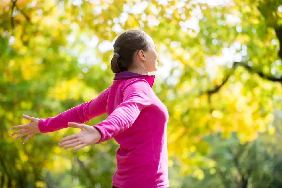 mujer al aire libre en ropa deportiva