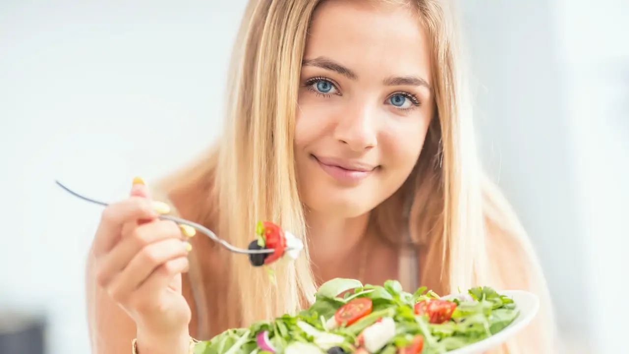 Mujer comiendo ensalada