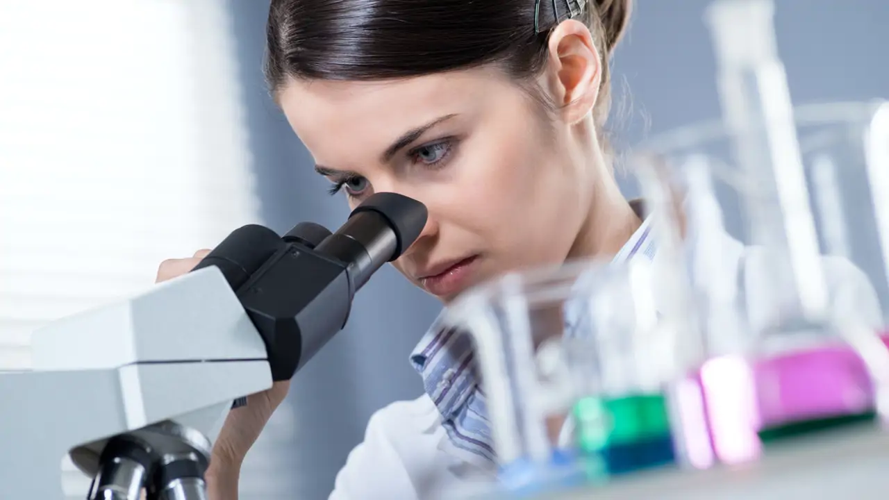 Mujer en el laboratorio