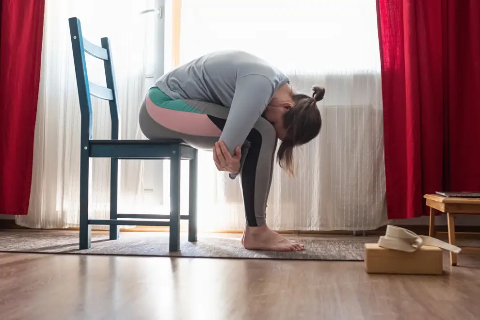 Mujer joven en la pose de yoga