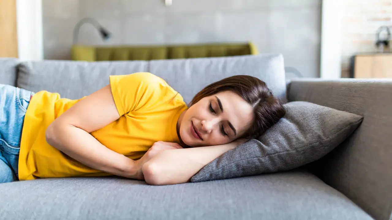 Mujer durmiendo sofá