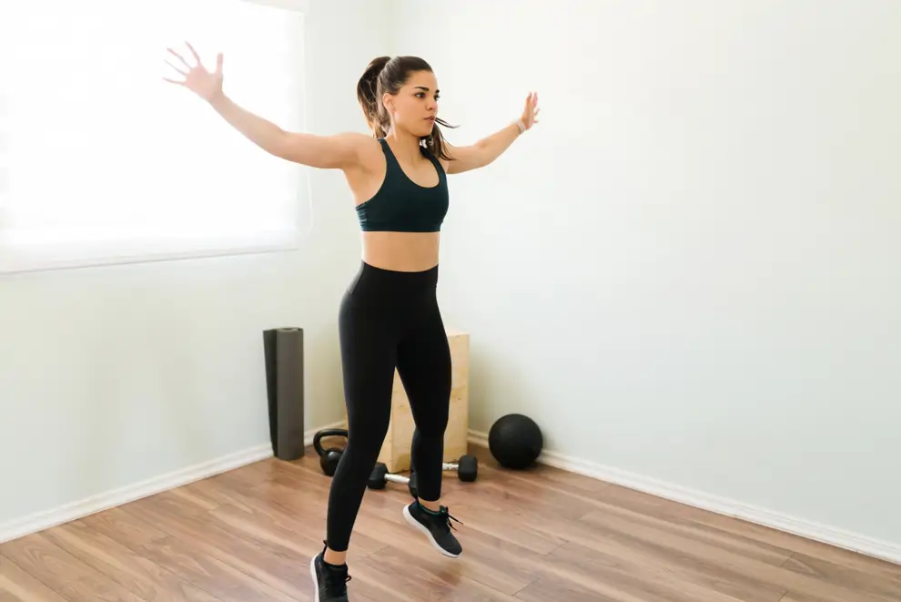 Mujer realizando jumping jacks