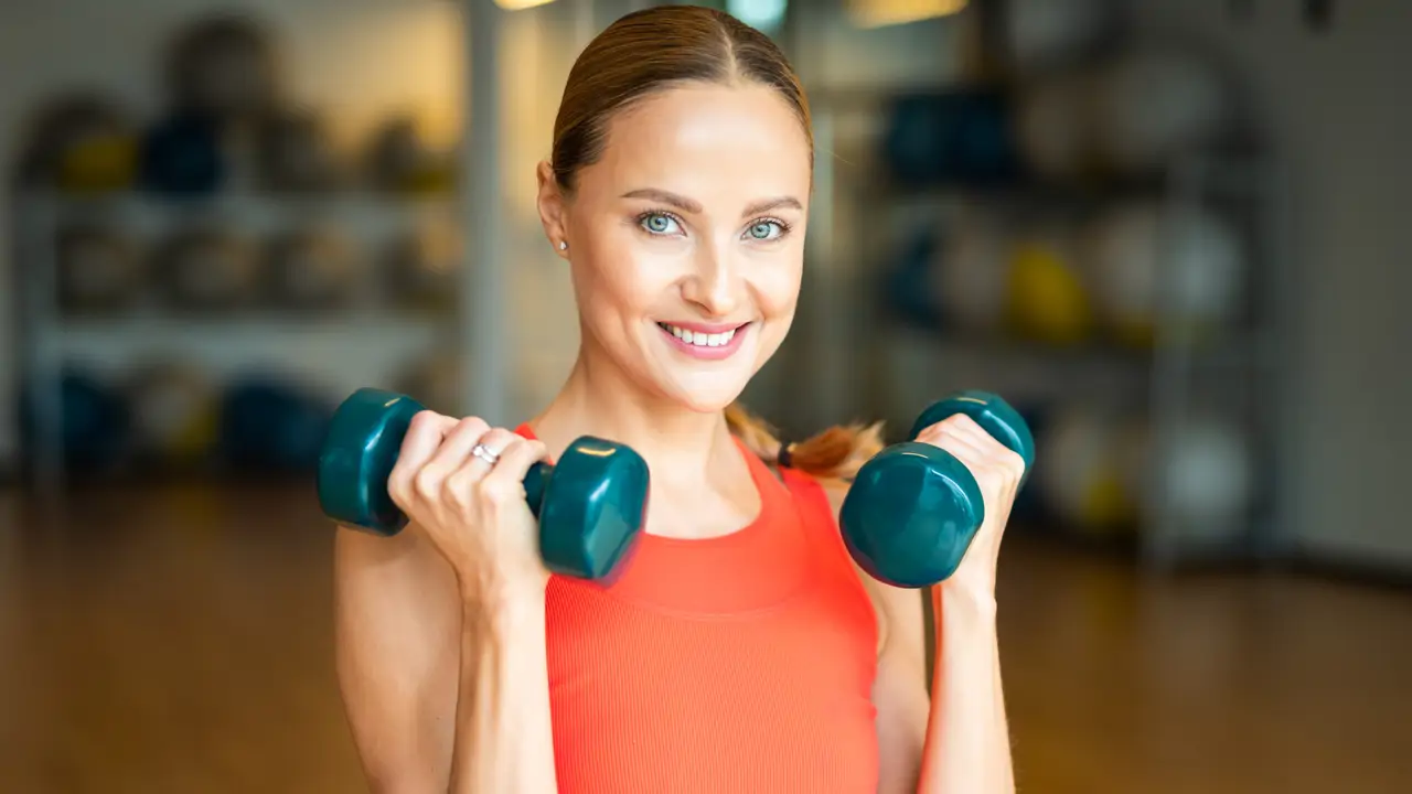 Pilates con pesas: el ejercicio 2 en 1 fácil y rápido para ganar músculo y tonificar a la vez