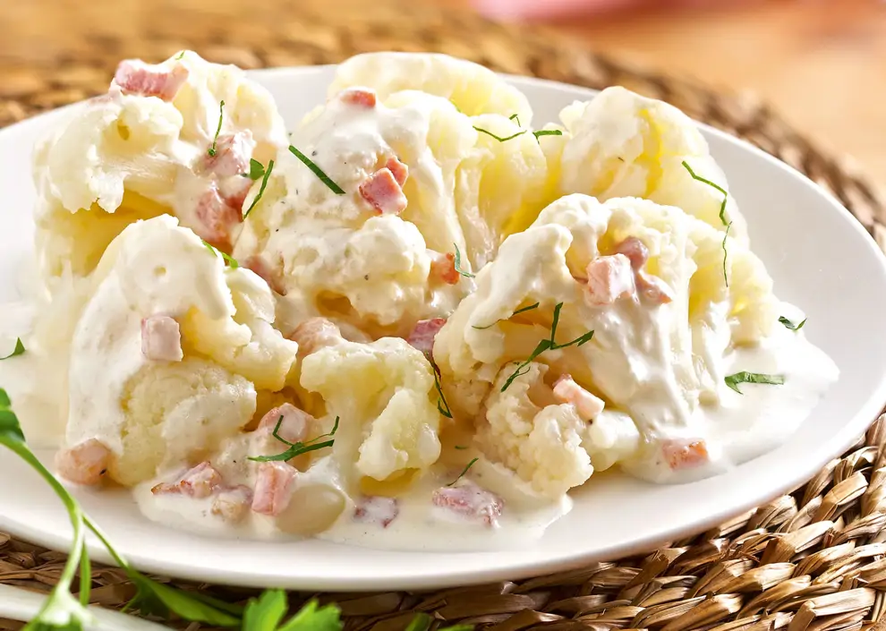 coliflor con salsa de queso y beicon 