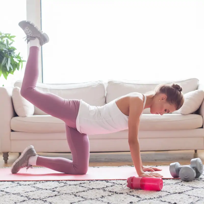 20 ejercicios fáciles para hacer en casa que trabajan todo el cuerpo