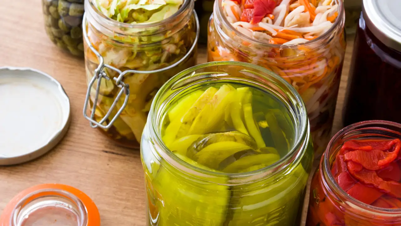 Los 10 mejores alimentos para cuidar la microbiota (y los 10 que debes evitar)
