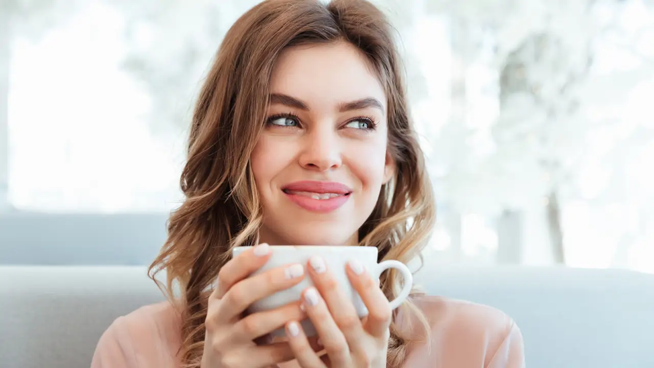 Chica bebiendo infusión
