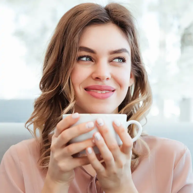 Chica bebiendo infusión
