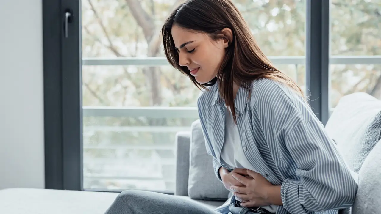 mujer con dolor de estómago