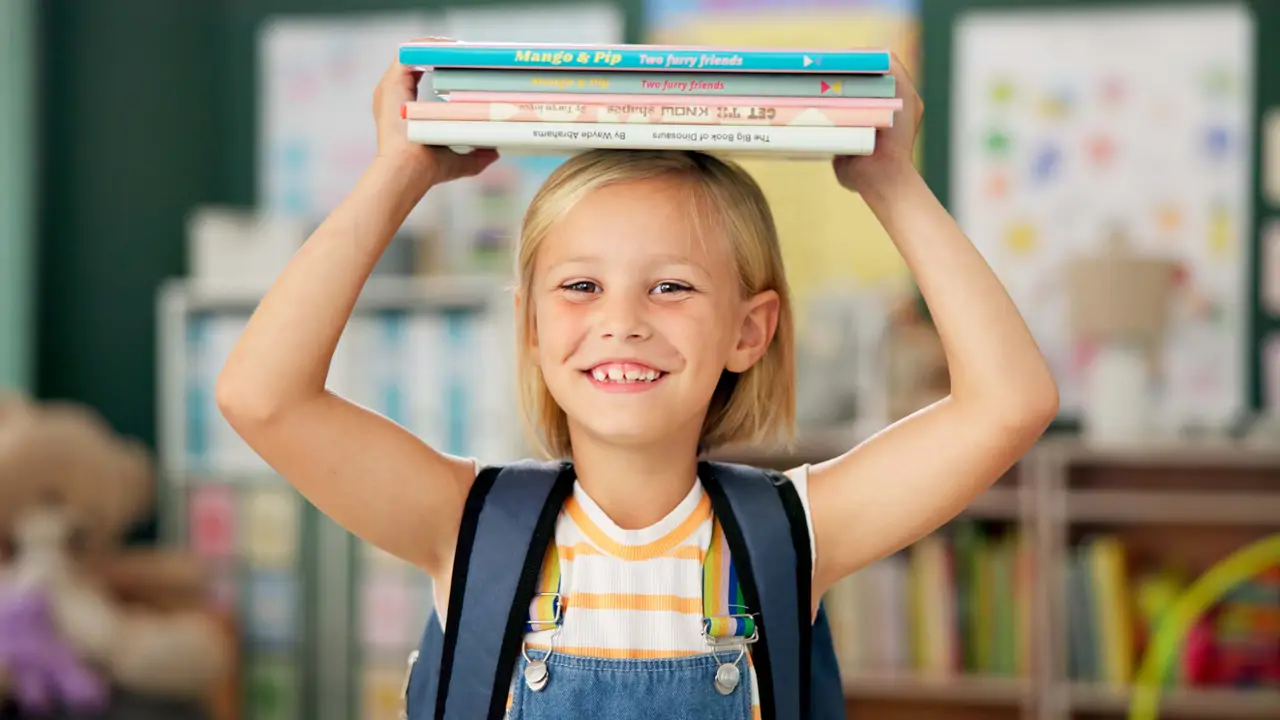 niña leyendo estudio lectura