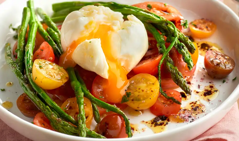 ESPÁRRAGOS TRIGUEROS CON TOMATE Y HUEVO