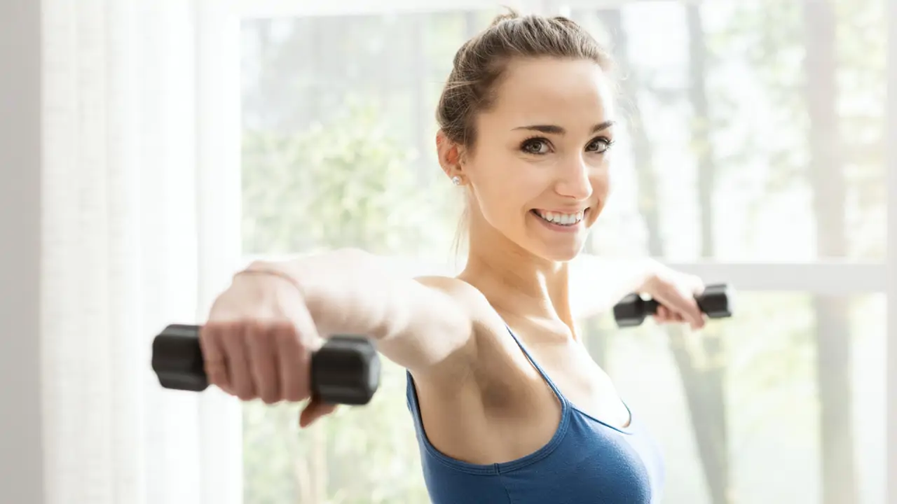 10 ejercicios fáciles para comenzar a hacer pesas en casa que trabajan todo el cuerpo
