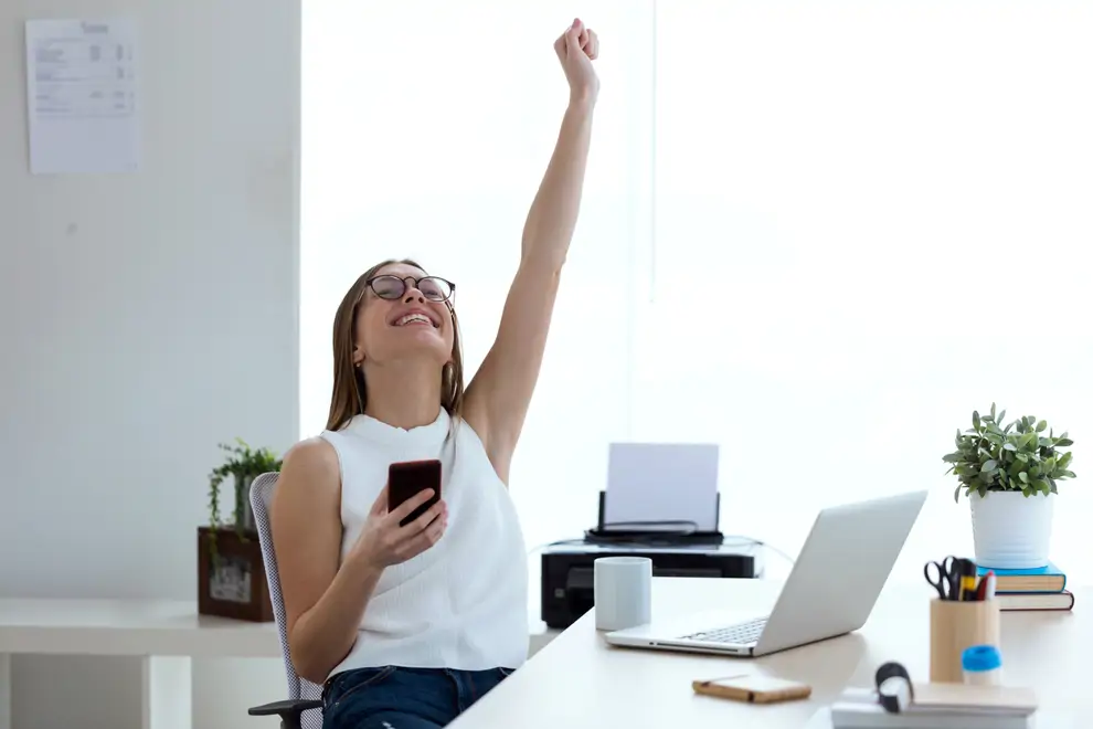 Mujer feliz en el trabajo