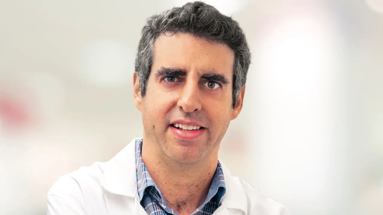 Manel Esteller, experto en longevidad: “La fisetina es una sustancia que ayuda a que el cuerpo se oxide menos. La contienen fresas, manzanas, caquis, kiwis, cebollas o pepinos”