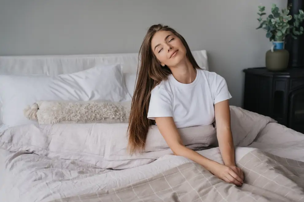 mujer en la cama se acaba de despertar