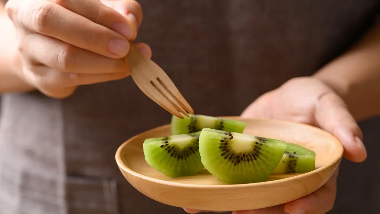 Sebastián Arrieta, médico especialista en nutrición: “Hay una fruta especialmente indicada para irte a dormir, sobre todo si padeces insomnio; se trata del kiwi”