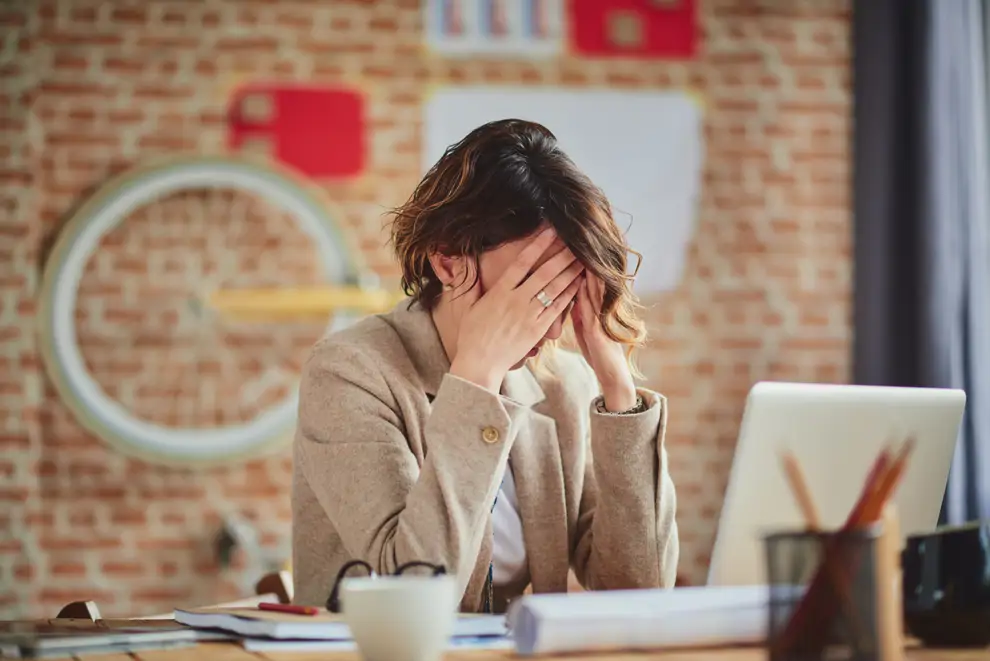 Mujer infeliz en el trabajo