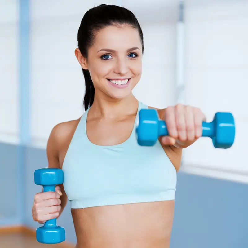 Pilates con pesas: 7 ejercicios fáciles para trabajar todo el cuerpo que puedes hacer en casa