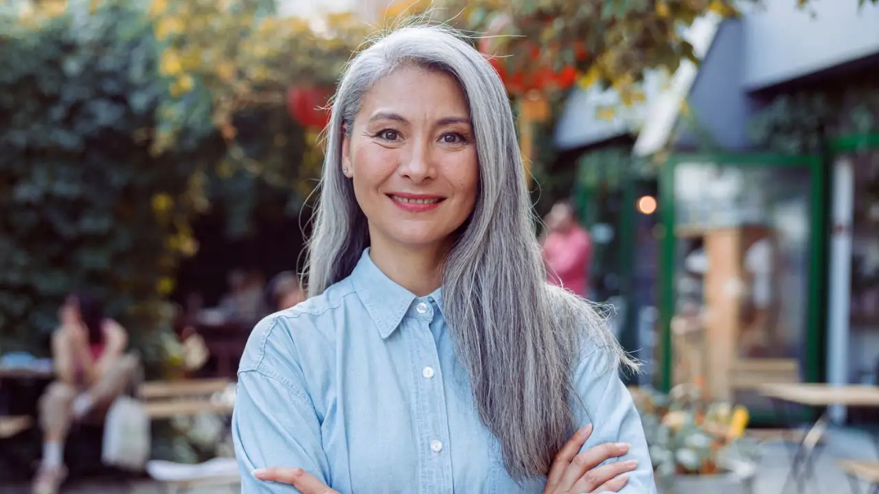 mujer con canas psicologia