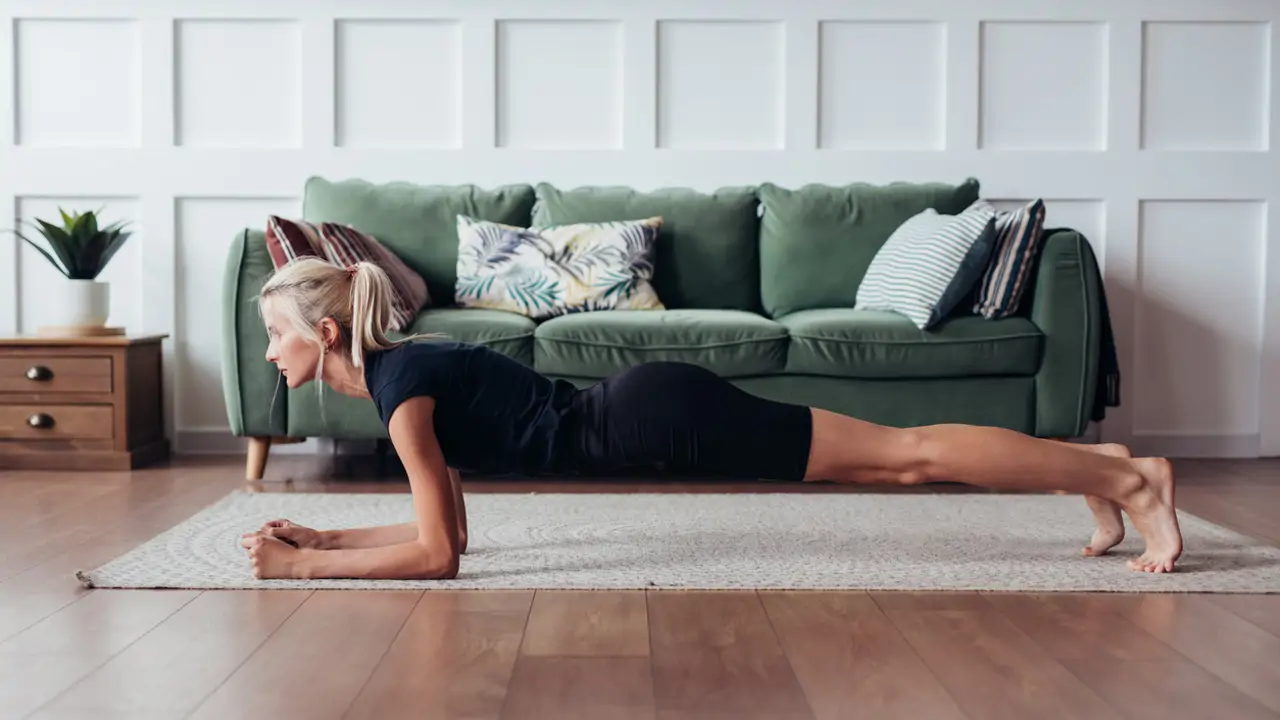 Mujer plancha en casa