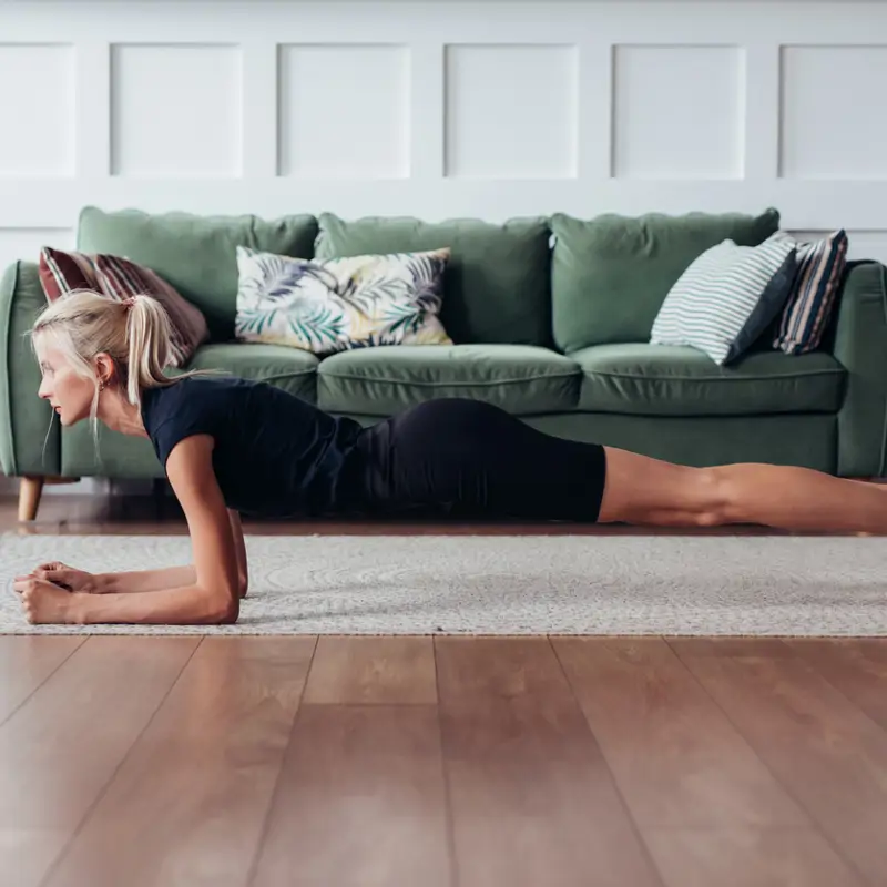 Mujer plancha en casa