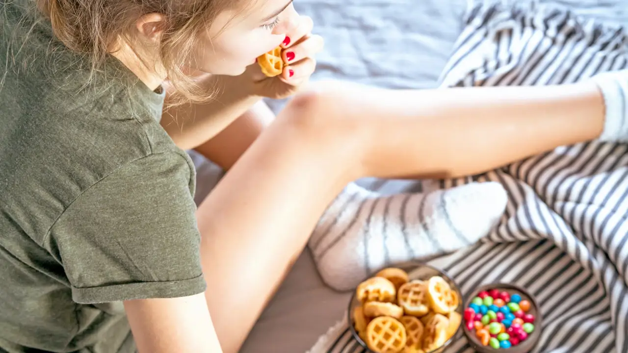 chica comiendo ultraprocesados