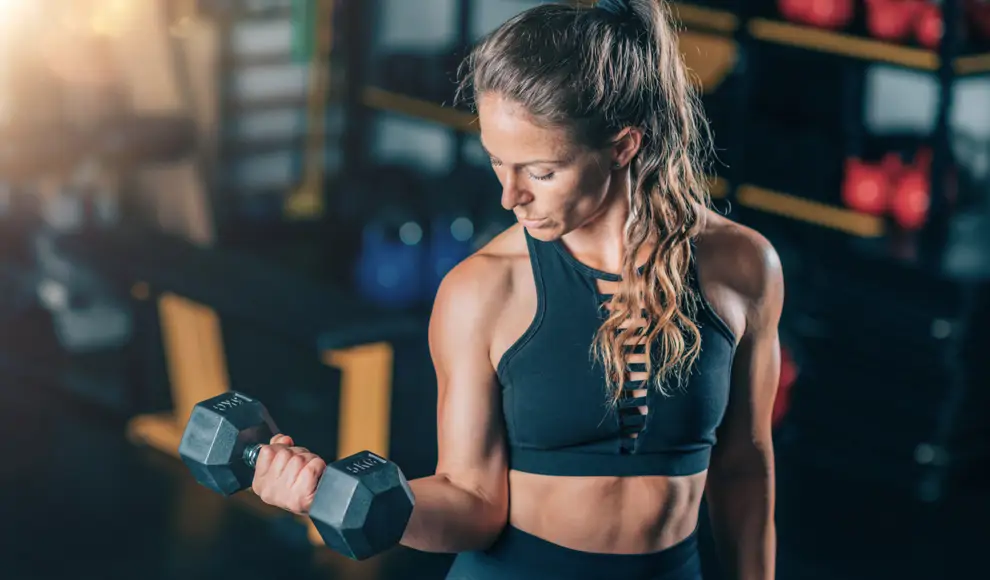 mujer ejercicio fuerza pesas