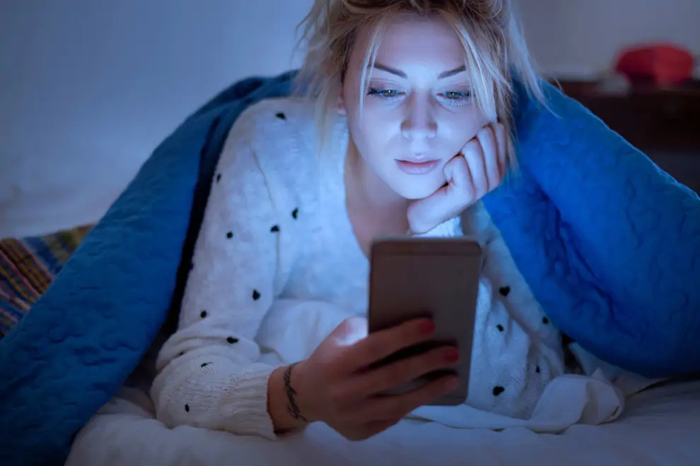 La luz azul del movil no te deja dormir?
