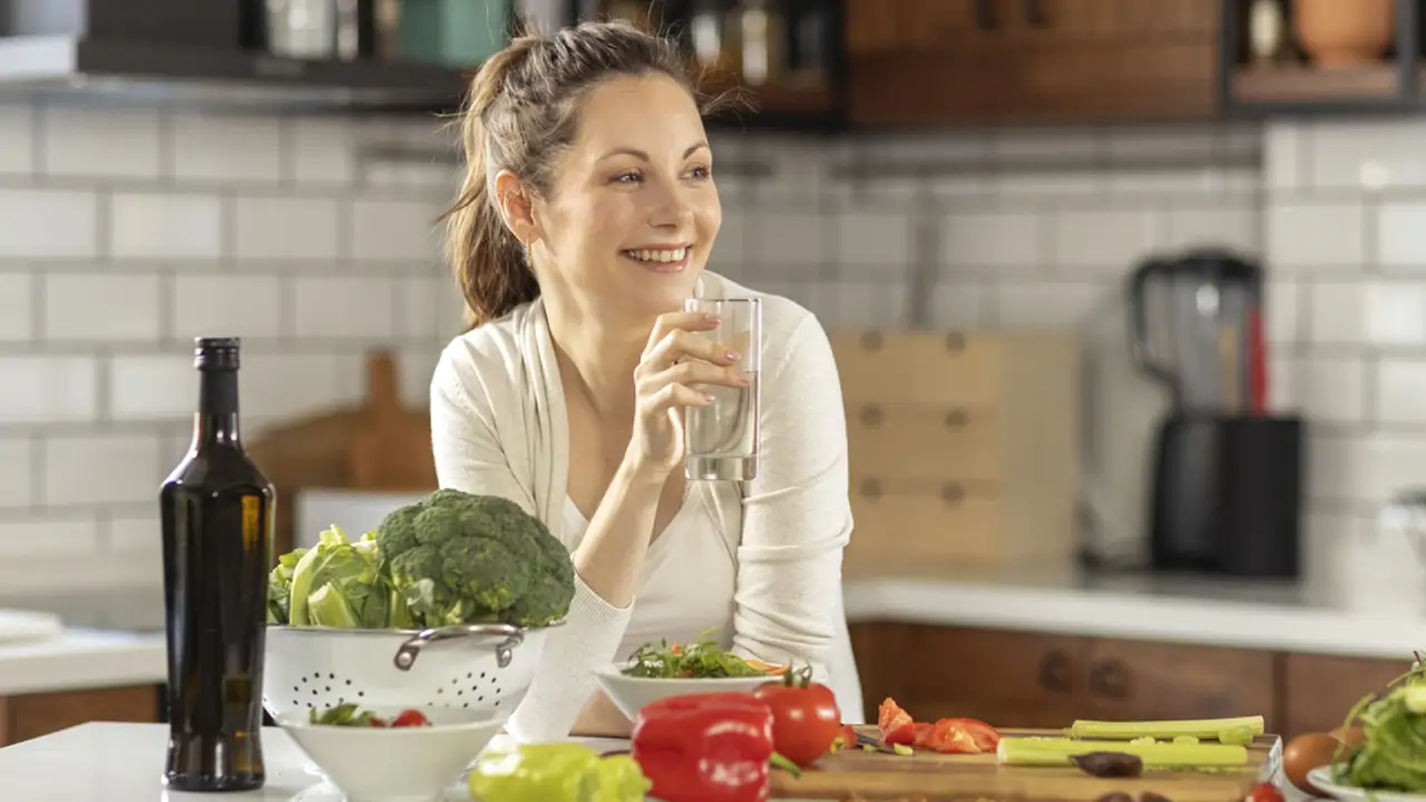 mujer con brócoli