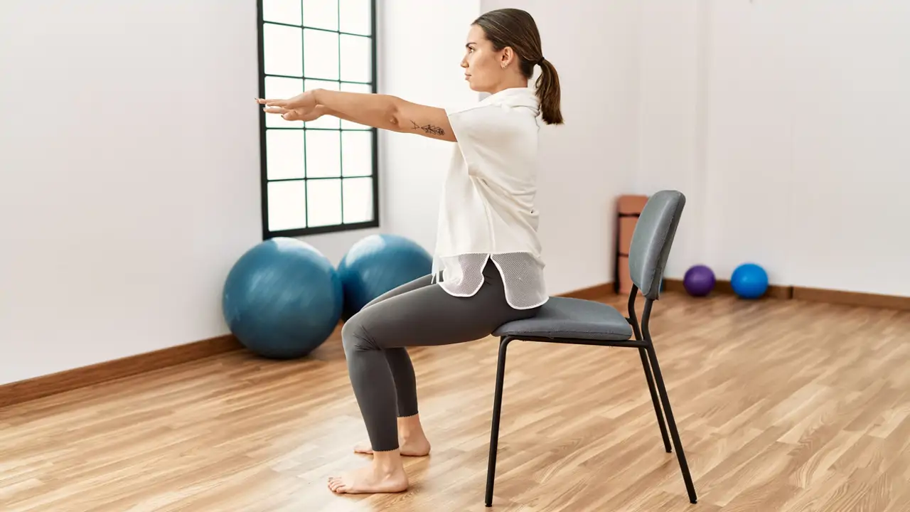 mujer ejercicio silla