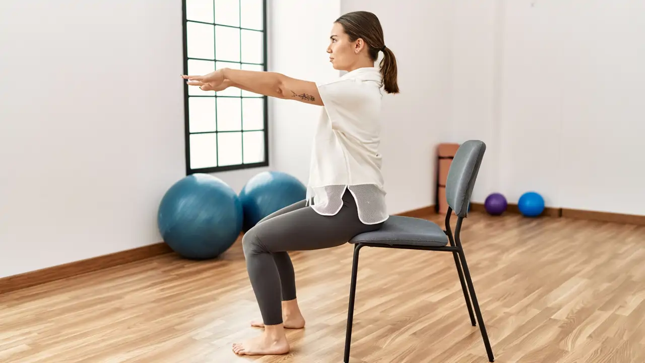 El test de la silla, el ejercicio para comprobar tu nivel de fuerza muscular a los +40: “Entre los 60 y 70 años, un hombre tendría que haberse levantado unas 15 veces”