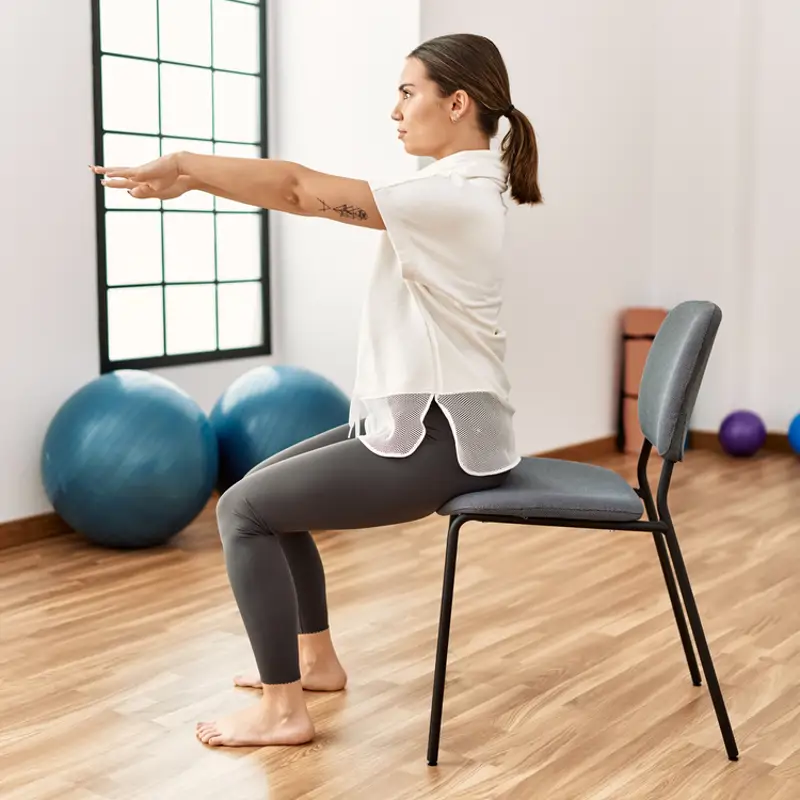 mujer ejercicio silla