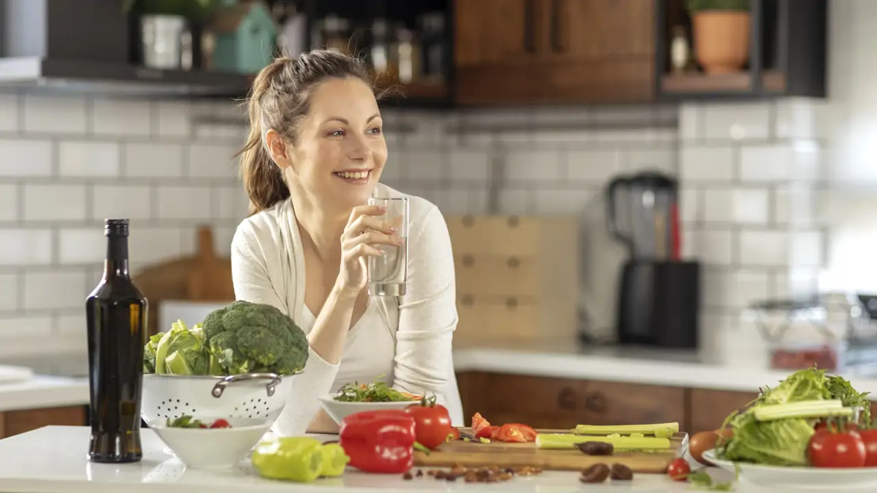 Tomar alimentos con coenzima NAD+ y otros hábitos para reducir la edad biológica un poco cada mes