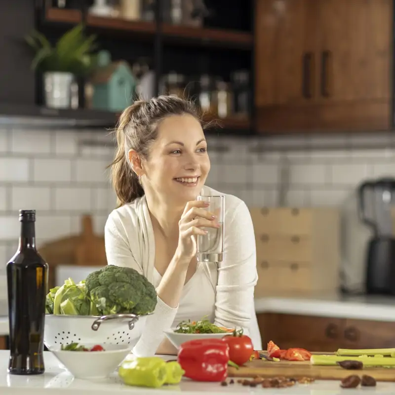 mujer con brócoli
