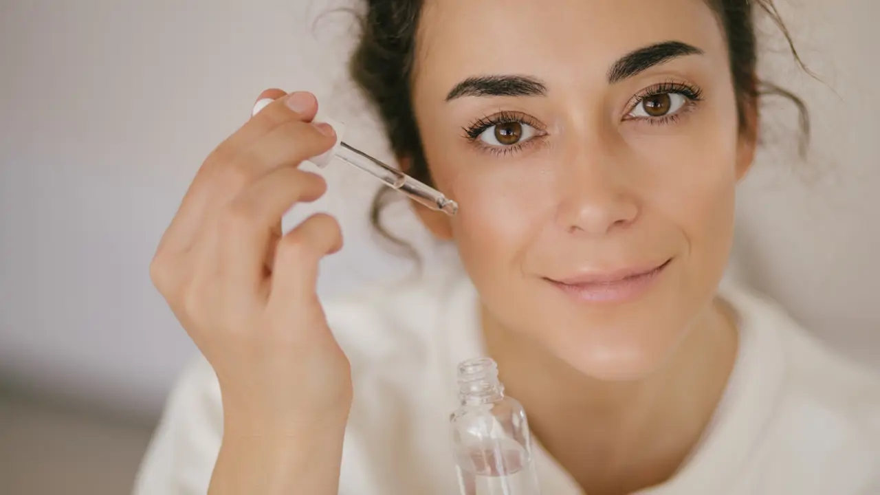  mujer usando retinol